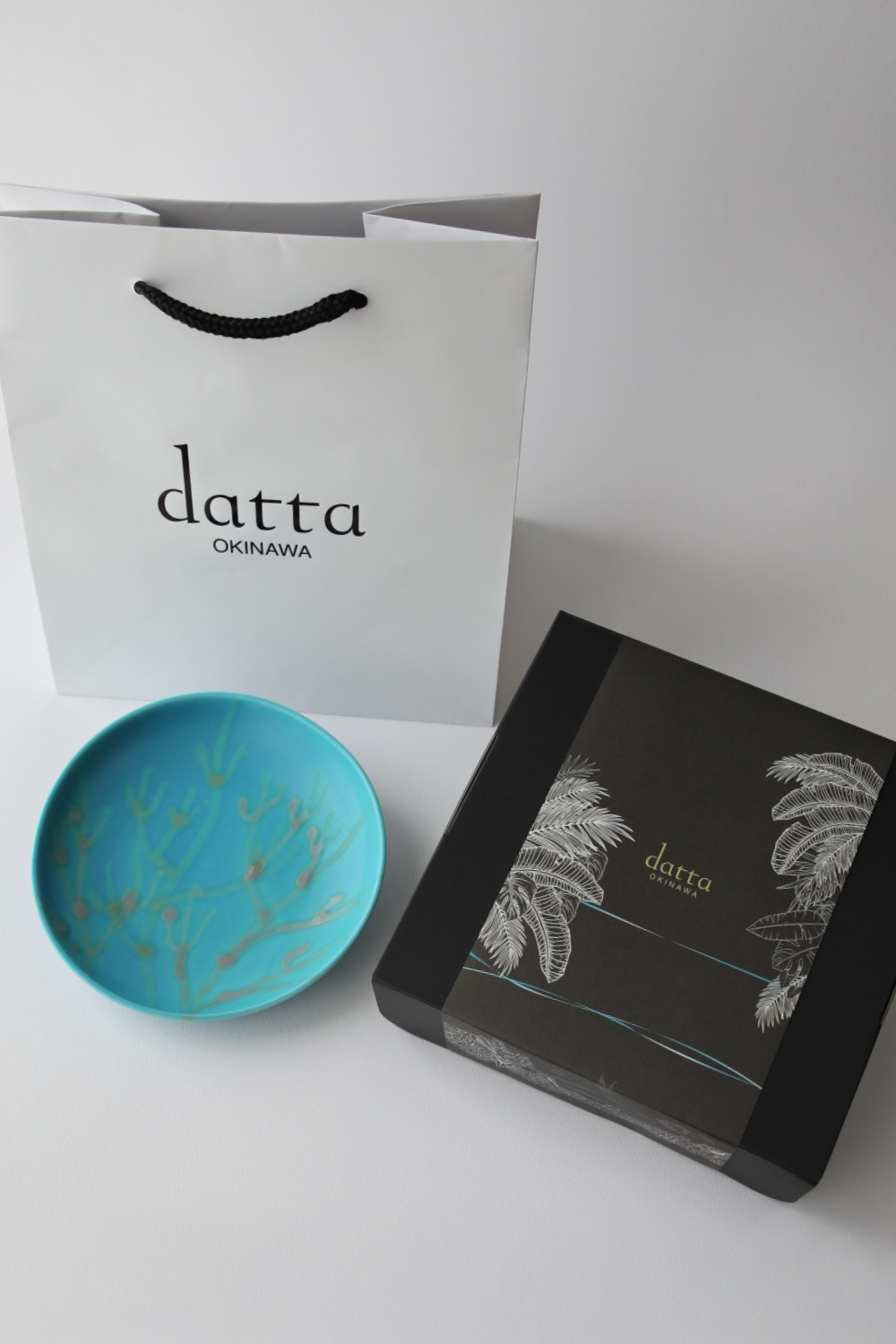 沖縄の海と縁起の良い珊瑚プレート 青色 5.5寸【ギフトボックス＆紙袋付き】